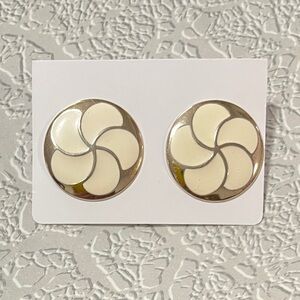 Vintage 80s Cream Round Disc Enamel Swirl Pierced Gold Tone Earrings